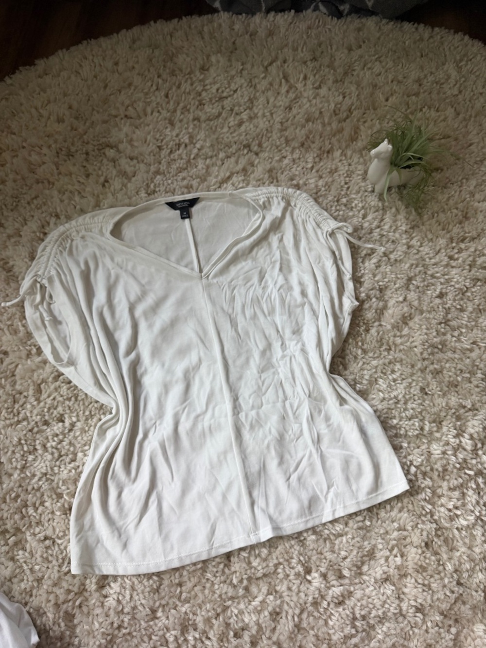 Super cute and casual Vera Wang unique V-neck summer comfy blouse T-shirt. Size